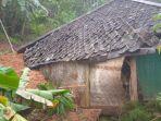 Rumah-yang-rusak-berat-diterjang-longsor-di-Bandung-Barat-Selasa-1452024-dini-hari.jpg
