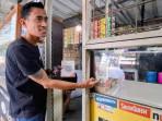Salah-satu-pedagang-Karna-37-sedang-me.jpg