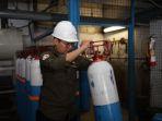 Salah-satu-pekerja-sedang-membawa-tabung-gas-CNG.jpg