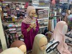 Salah-satu-penjual-kerudung-di-Balubur-Town-Square-saat-live-TikTok.jpg
