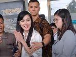 Sandra-Dewi-usai-diperiksa-Kejagung.jpg