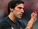 Sandro-Tonali-bertepuk-tangan_AC-Milan-vs-NewcastleUnited.jpg