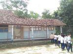 Satu-ruang-kelas-di-SMPN-3-Cikelet-Kabupaten-Garut-ambruk-Selasa-2452022.jpg