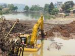 Satu-unit-ekskavator-ambles-di-Situ-2-Ciburuy-Bandung-Barat.jpg