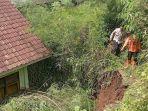 Sebuah-tebing-setinggi-delapan-meter-longsor-1211111.jpg
