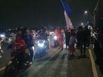 Persib Bandung Juara, Ribuan Bobotoh Banjiri Flyover Pasupati, Tetap Beri Jalan Saat Ambulans Lewat