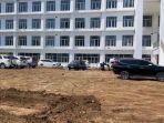 Sejumlah-kendaraan-lalu-lalang-di-Kantor-DPRD-Bandung-Barat-yang-baru.jpg