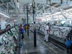 Sejumlah-siswa-saat-melaksanaan-TeFa-produksi-kabel-sepeda-motor-di-SMKN-2-Subang.jpg