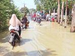 Sejumlah-warga-berjalan-kaki-menerjang-banjir.jpg