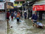 Sejumlah-warga-saat-menerjang-banjir.jpg