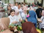 Selvi-Ananda-sedang-mencicipi-makanan-di-Bandung.jpg
