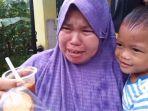 Seorang-ibu-menggendong-anaknya-sukabumi.jpg