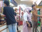 Seorang-pedagang-tengah-melayani-pembeli-di-Pasar-Baru-Trade-Center-Bandung.jpg