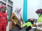 Seorang-pelajar-di-Garut-saat-mendapat-penanganan-medis-karena-keracunan-MBG.jpg