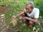 Seorang-petani-menunjukkan-daun-duku-di-Desa-Karanganyar.jpg