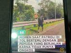 Seorang-pria-nekat-berjalan-di-pinggir-tol-arah-Cileunyi-Jakarta.jpg