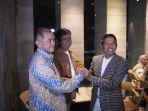 Singgih-Januratmoko-baju-batik-utusan-Airlangga-Hartarto-bersalaman-dengan-Dedi-Mulyadi.jpg