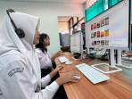 Siswi-SMPN-35-Bandung-saat-menggunakan-fasilitas-perpustakaan-digital.jpg