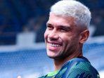 Striker-Persib-Bandung-Ciro-Alves-ganti-gaya-rambutnya-jadi-menyala.jpg