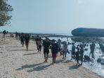 Suasana-akhir-pekan-di-Pantai-Pasir-Putih-Pangandaran.jpg