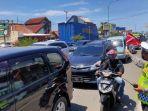 Suasana-arus-lalu-lintas-di-kawasan-pusat-oleh-oleh-di-Jalan-Pantura-Cirebon.jpg