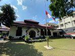 Suasana-halaman-depan-Gedung-Indonesia-Menggugat_.jpg