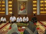 Suasana-rumah-duka-Bupati-Purwakarta-Saepul-Bahri-Binzein-Dini-Yulianti.jpg