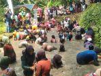 Suasana-saat-ibu-ibu-turun-ke-kolam-ikan-di-Cimentek.jpg