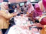 Suasana-warga-membeli-ayam.jpg