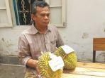 Suryono-Sipayung-alias-bang-Zenal-pemilik-durian-lokal-varietas-Si-Banalung.jpg