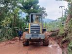 Tanah-longsor-terjadi-di-Jalan-Curug-Cinulang-2.jpg
