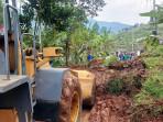 Tanah-longsor-terjadi-di-Jalan-Curug-Cinulang-Bandung.jpg