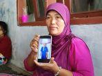 Tasiroh-saat-menunjukan-foto-Muhamad-Rizki.jpg