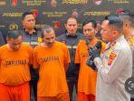 Tiga-pria-asal-Sumbar-berbaju-tahanan-menjadi-t.jpg