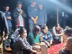 Tim-manajemen-Travel-Jackal-Holidays-hadir-dalam-pemakaman.jpg