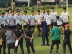 Timnas-U-17-Indonesia-mendengarkan-instruksi-saat-latihan-di-lapangan-A-GBK.jpg