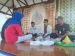 Tradisi-kalung-usus-untuk-buang-sial.jpg