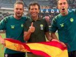 Trio-pelatih-Persib-Bandung-asal-Spanyol-membentangkan-benderanya.jpg