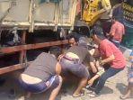 Truk-Fuso-Seruduk-warung-di-Pangkalan.jpg