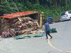 Truk Overload Tak Kuat Nanjak Hingga Terbalik di Tanjakan Baeud Sukabumi