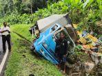 Truk-bermuatan-telur-seberat-5-ton-terguling-di-Jalan-Cirata-Maniis.jpg
