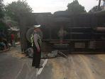 Truk-menabrak-tiang-listrik-dan-warung-hingga-terguling-di-Nagreg-Kamis-672023.jpg