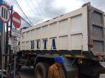 Truk-pengangkut-tanah-dari-galian-C-saat-melintas-di-kawasan-Pasar.jpg