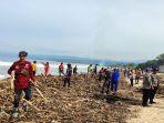 Tumpukan-sampah-kayu-di-Pantai-Santolo-11111.jpg