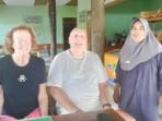 Turis-asal-Belanda-Adam-tengah-bersama-Pantai-Karapyak-Pangandaran.jpg
