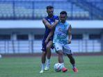 Tyronne-Del-Pino-kiri-vs-Abdul-Aziz-dalam-gim-internal-Persib-Bandung.jpg