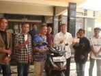 Umuh-Muchtar-Bos-Persib-Bandung-didampingi-putra-sulungnya-Erwan-Setiawan.jpg
