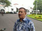 Umuh-Muchtar-di-Gedung-Pakuan.jpg