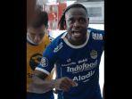 Victor-Igbonefo-Persib-Bandung-di-ruang-ganti.jpg