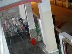 Viral-Aksi-Pria-Maling-Pakaian-Dalam-Wanita-Terekam-CCTV.jpg
